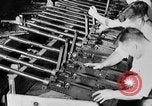Standbild Machine Gun Fertigung Watervliet New York USA, 1940, aus Sekunde 5 historischem Filmmaterial Videoclip 65675049377