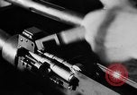 Standbild Machine Gun Fertigung Watervliet New York USA, 1940, aus Sekunde 21 historischem Filmmaterial Videoclip 65675049377