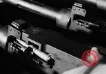 Standbild Machine Gun Fertigung Watervliet New York USA, 1940, aus Sekunde 24 historischem Filmmaterial Videoclip 65675049377