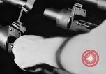 Standbild Machine Gun Fertigung Watervliet New York USA, 1940, aus Sekunde 30 historischem Filmmaterial Videoclip 65675049377