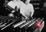 Standbild Machine Gun Fertigung Watervliet New York USA, 1940, aus Sekunde 46 historischem Filmmaterial Videoclip 65675049377