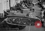 Standbild M2A2 tank Herstellung Zweiten Weltkrieg United States USA, 1940, aus Sekunde 18 historischem Filmmaterial Videoclip 65675049383