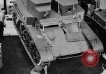 Standbild M2A2 tank Herstellung Zweiten Weltkrieg United States USA, 1940, aus Sekunde 21 historischem Filmmaterial Videoclip 65675049383