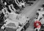 Standbild M2A2 tank Herstellung Zweiten Weltkrieg United States USA, 1940, aus Sekunde 29 historischem Filmmaterial Videoclip 65675049383
