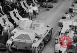 Standbild M2A2 tank Herstellung Zweiten Weltkrieg United States USA, 1940, aus Sekunde 30 historischem Filmmaterial Videoclip 65675049383