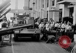 Standbild M2A2 tank Herstellung Zweiten Weltkrieg United States USA, 1940, aus Sekunde 46 historischem Filmmaterial Videoclip 65675049383