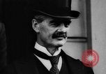 Standbild König George VI und Neville Chamberlain an schottischen Spiele Braemar Schottland, 1938, aus Sekunde 9 historischem Filmmaterial Videoclip 65675049448