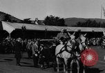 Standbild König George VI und Neville Chamberlain an schottischen Spiele Braemar Schottland, 1938, aus Sekunde 10 historischem Filmmaterial Videoclip 65675049448
