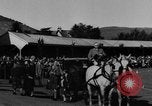 Standbild König George VI und Neville Chamberlain an schottischen Spiele Braemar Schottland, 1938, aus Sekunde 15 historischem Filmmaterial Videoclip 65675049448