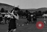 Standbild König George VI und Neville Chamberlain an schottischen Spiele Braemar Schottland, 1938, aus Sekunde 22 historischem Filmmaterial Videoclip 65675049448