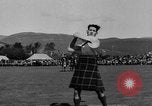 Standbild König George VI und Neville Chamberlain an schottischen Spiele Braemar Schottland, 1938, aus Sekunde 28 historischem Filmmaterial Videoclip 65675049448