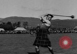 Standbild König George VI und Neville Chamberlain an schottischen Spiele Braemar Schottland, 1938, aus Sekunde 29 historischem Filmmaterial Videoclip 65675049448