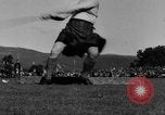 Standbild König George VI und Neville Chamberlain an schottischen Spiele Braemar Schottland, 1938, aus Sekunde 30 historischem Filmmaterial Videoclip 65675049448