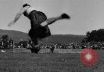 Standbild König George VI und Neville Chamberlain an schottischen Spiele Braemar Schottland, 1938, aus Sekunde 31 historischem Filmmaterial Videoclip 65675049448