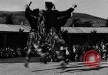 Standbild König George VI und Neville Chamberlain an schottischen Spiele Braemar Schottland, 1938, aus Sekunde 32 historischem Filmmaterial Videoclip 65675049448