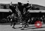 Standbild König George VI und Neville Chamberlain an schottischen Spiele Braemar Schottland, 1938, aus Sekunde 33 historischem Filmmaterial Videoclip 65675049448