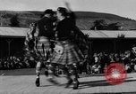 Standbild König George VI und Neville Chamberlain an schottischen Spiele Braemar Schottland, 1938, aus Sekunde 35 historischem Filmmaterial Videoclip 65675049448