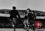 Standbild König George VI und Neville Chamberlain an schottischen Spiele Braemar Schottland, 1938, aus Sekunde 39 historischem Filmmaterial Videoclip 65675049448