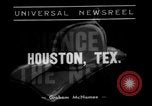 Image LeRoy Ashmore démontrant sa machine de lutte contre l'incendie Houston Texas USA, 1938, de la seconde 7 séquences d'archives historiques vidéo 65675049471