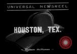 Image LeRoy Ashmore démontrant sa machine de lutte contre l'incendie Houston Texas USA, 1938, de la seconde 10 séquences d'archives historiques vidéo 65675049471