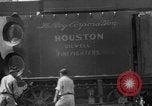 Image LeRoy Ashmore démontrant sa machine de lutte contre l'incendie Houston Texas USA, 1938, de la seconde 16 séquences d'archives historiques vidéo 65675049471