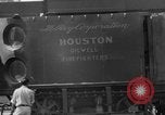 Image LeRoy Ashmore démontrant sa machine de lutte contre l'incendie Houston Texas USA, 1938, de la seconde 17 séquences d'archives historiques vidéo 65675049471