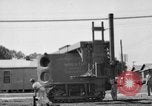 Image LeRoy Ashmore démontrant sa machine de lutte contre l'incendie Houston Texas USA, 1938, de la seconde 18 séquences d'archives historiques vidéo 65675049471