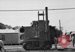 Image LeRoy Ashmore démontrant sa machine de lutte contre l'incendie Houston Texas USA, 1938, de la seconde 20 séquences d'archives historiques vidéo 65675049471