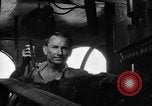 Image LeRoy Ashmore démontrant sa machine de lutte contre l'incendie Houston Texas USA, 1938, de la seconde 22 séquences d'archives historiques vidéo 65675049471