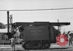 Image LeRoy Ashmore démontrant sa machine de lutte contre l'incendie Houston Texas USA, 1938, de la seconde 28 séquences d'archives historiques vidéo 65675049471