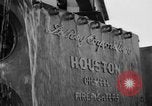 Image LeRoy Ashmore démontrant sa machine de lutte contre l'incendie Houston Texas USA, 1938, de la seconde 33 séquences d'archives historiques vidéo 65675049471