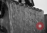 Image LeRoy Ashmore démontrant sa machine de lutte contre l'incendie Houston Texas USA, 1938, de la seconde 34 séquences d'archives historiques vidéo 65675049471