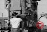 Image LeRoy Ashmore démontrant sa machine de lutte contre l'incendie Houston Texas USA, 1938, de la seconde 52 séquences d'archives historiques vidéo 65675049471