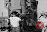 Image LeRoy Ashmore démontrant sa machine de lutte contre l'incendie Houston Texas USA, 1938, de la seconde 53 séquences d'archives historiques vidéo 65675049471