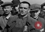 Standbild befreiten deutschen Juden Buchenwald Deutschland, 1945, aus Sekunde 16 historischem Filmmaterial Videoclip 65675049485