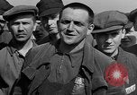 Standbild befreiten deutschen Juden Buchenwald Deutschland, 1945, aus Sekunde 17 historischem Filmmaterial Videoclip 65675049485