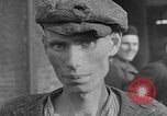 Image Prisonniers libérés de Buchenwald Buchenwald Allemagne, 1945, de la seconde 3 séquences d'archives historiques vidéo 65675049501