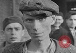 Image Prisonniers libérés de Buchenwald Buchenwald Allemagne, 1945, de la seconde 4 séquences d'archives historiques vidéo 65675049501