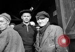 Image Prisonniers libérés de Buchenwald Buchenwald Allemagne, 1945, de la seconde 24 séquences d'archives historiques vidéo 65675049501