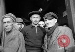Image Prisonniers libérés de Buchenwald Buchenwald Allemagne, 1945, de la seconde 26 séquences d'archives historiques vidéo 65675049501
