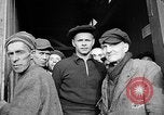Image Prisonniers libérés de Buchenwald Buchenwald Allemagne, 1945, de la seconde 27 séquences d'archives historiques vidéo 65675049501