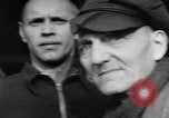 Image Prisonniers libérés de Buchenwald Buchenwald Allemagne, 1945, de la seconde 30 séquences d'archives historiques vidéo 65675049501