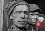 Image Prisonniers libérés de Buchenwald Buchenwald Allemagne, 1945, de la seconde 31 séquences d'archives historiques vidéo 65675049501