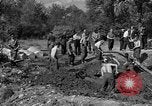 Standbild Gestapo Opfer exhumiert Polygone Frankreich, 1944, aus Sekunde 4 historischem Filmmaterial Videoclip 65675049516