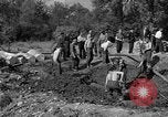 Standbild Gestapo Opfer exhumiert Polygone Frankreich, 1944, aus Sekunde 6 historischem Filmmaterial Videoclip 65675049516