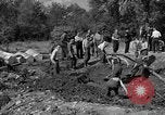 Standbild Gestapo Opfer exhumiert Polygone Frankreich, 1944, aus Sekunde 7 historischem Filmmaterial Videoclip 65675049516