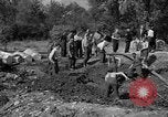 Standbild Gestapo Opfer exhumiert Polygone Frankreich, 1944, aus Sekunde 8 historischem Filmmaterial Videoclip 65675049516