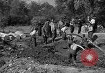 Standbild Gestapo Opfer exhumiert Polygone Frankreich, 1944, aus Sekunde 9 historischem Filmmaterial Videoclip 65675049516