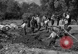 Standbild Gestapo Opfer exhumiert Polygone Frankreich, 1944, aus Sekunde 10 historischem Filmmaterial Videoclip 65675049516