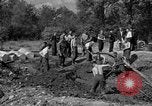Standbild Gestapo Opfer exhumiert Polygone Frankreich, 1944, aus Sekunde 11 historischem Filmmaterial Videoclip 65675049516